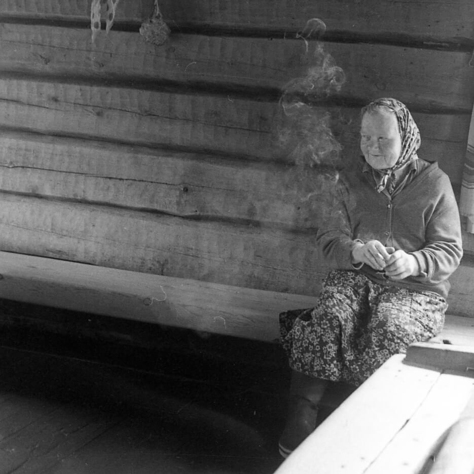 Hilja Lipponen pirtin penkillä